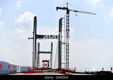 Les travailleurs chinois au travail du détroit de Pingtan Pont rail-route, la plus longue du monde cross-mer route-rail bridge, à Fuzhou City, au sud-est de Fujian en Chine Banque D'Images