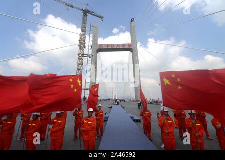 Les travailleurs chinois au travail du détroit de Pingtan Pont rail-route, la plus longue du monde cross-mer route-rail bridge, à Fuzhou City, au sud-est de Fujian en Chine Banque D'Images