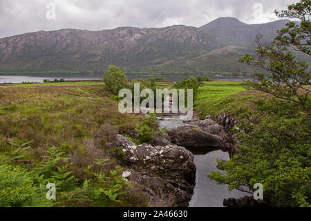 Un Fhasaigh cascade sur Abhainn Gleann, Bianasdail avec Loch Maree dans l'arrière-plan, Kinlochewe Torridon, Highlands, Ecosse, NW Banque D'Images