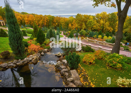 Panorama du fragment du parc dans Mezhyhiria près de Kiev. Banque D'Images
