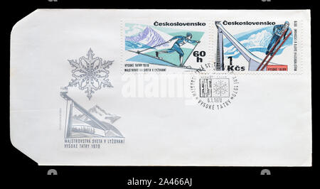 Premier jour Lettre, imprimé par la Tchécoslovaquie, avec timbres-poste annulé qui montrent les sports d'hiver, vers 1970. Banque D'Images