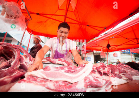 --FILE--un vendeur chinois vend des produits de viande de porc et d'autres à son échoppe pendant un procès équitable dans le comté de Dafang Sanyuan village, Bijie, ville, sud-ouest de la Chine" Banque D'Images