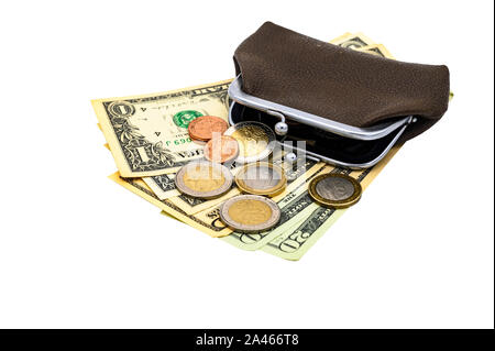 Portefeuille en cuir marron vintage avec fermoir en métal avec des billets de banque et pièces en euros. Isoler sur un fond blanc Banque D'Images