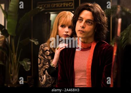 RAMI MALEK et LUCY BOYNTON dans Bohemian Rhapsody (2018), réalisé par DEXTER FLETCHER et Bryan Singer. Credit : GK Films/New Regency Pictures/Queen Films Ltd./Tribeca / Album Banque D'Images