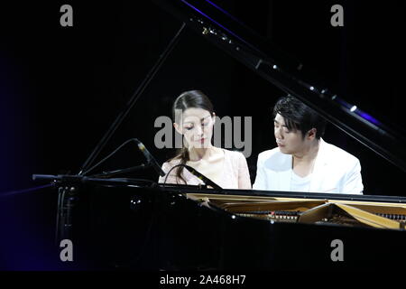 Le pianiste chinois Lang Lang, droite, et sa femme Gina Alice, Gauche, conduite piano à quatre mains au Concert de Lang Lang et ses amis en 2019, Shanghai Banque D'Images