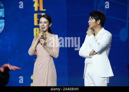 Le pianiste chinois Lang Lang, droite, et sa femme Gina Alice, gauche, apparaissent au Concert de Lang Lang et ses amis en 2019, Shanghai, Chine de l'Est. Banque D'Images