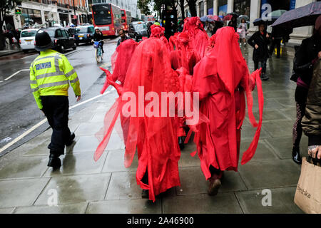 Oxford Street, Londres, Royaume-Uni. 12 octobre 2019. Une scène de rébellion Extinction Extinction Mars 'il y a de la Force dans la Douleur" le long d'Oxford Street. Crédit : Matthieu Chattle/Alamy Live News Banque D'Images