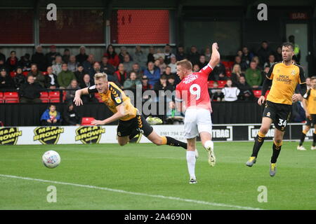 SALFORD, Angleterre 12 octobre Adam Rooney de Salford City scores pour le rendre 1-0 à Salford durant la Ligue 2 Sky Bet match entre la ville de Salford et Cambridge United à Moor Lane, Salford le samedi 12 octobre 2019. (Crédit : Simon Newbury | MI News) Editorial Utilisez uniquement Crédit : MI News & Sport /Alamy Live News Banque D'Images