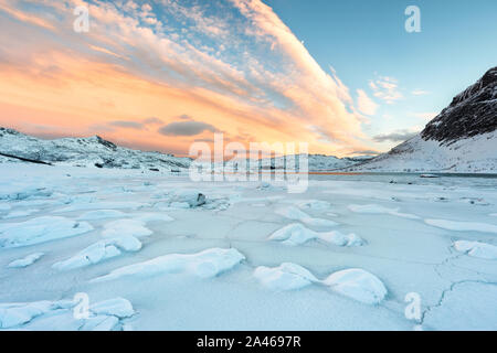 Les îles Lofoten en Norvège et leurs beaux paysages d'hiver au coucher du soleil. Paysage idyllique avec plage couverte de neige. Attraction touristique de l'EC de l'Arctique Banque D'Images