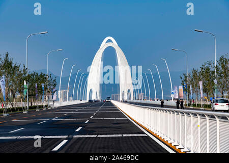 L'avis de Xinshougang Bridge, qui a été récemment ouvert au public de traverser la rivière Yongding, attire l'attention de la population locale grâce à son spe Banque D'Images