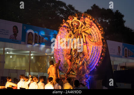 Durga Puja idoles de divers clubs vont par immersion pour red road à Puja Carnival 2019 à Kolkata organisé par l'Etat ministère de la culture. Banque D'Images