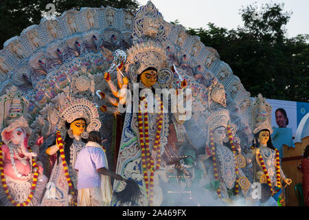 Durga Puja idoles de divers clubs vont par immersion pour red road à Puja Carnival 2019 à Kolkata organisé par l'Etat ministère de la culture. Banque D'Images