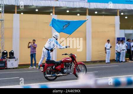 Le personnel de la police - rallye moto cascades réalisées sur des vélos. À partir de l'attraction de Puja Carnival 2019 à Red Road à Kolkata organisé par west Banque D'Images