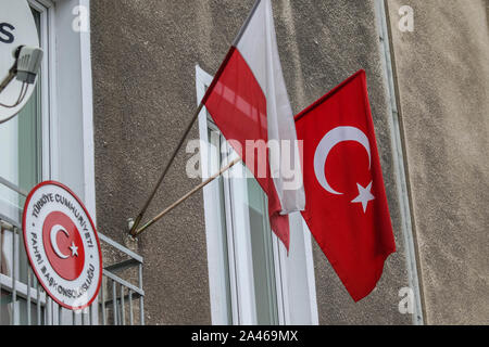 Gdansk, Pologne. 12, octobre 2019 Les drapeaux de la Pologne et de la Turquie le consulat de Turquie sont vus à Gdansk, Pologne le 12 octobre 2019 personnes protester contre l'invasion militaire de la Turquie en Syrie. © Vadim Pacajev / Alamy Live News Banque D'Images