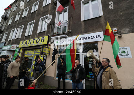 Gdansk, Pologne. 12e, octobre 2019 protestataires avec drapeau kurde (Pavillon de la pour PYD Rojava) en face de consulat de Turquie sont vus à Gdansk, Pologne le 12 octobre 2019 personnes protester contre l'invasion militaire de la Turquie en Syrie. © Vadim Pacajev / Alamy Live News Banque D'Images