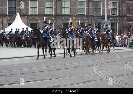 Les soldats de cavalerie accompagnant l'entraîneur d'or avec la Reine Beatrix a quitté le parlement chambre pour palais Noordeinde sur Prinsjesdag à Den Haag Banque D'Images