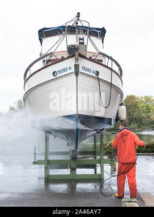 Hambourg, Allemagne. 12 octobre, 2019. Un yacht à moteur est nettoyé à l'aide d'un club de yacht et prêt pour l'hiver. Crédit : Daniel Bockwoldt/dpa/Alamy Live News Banque D'Images