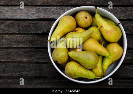 Poires Conférence, Pyrus communis, dans un bol sur une table. Ces poires dessert populaire sont délicieusement mûr et prêt à être mangé Banque D'Images