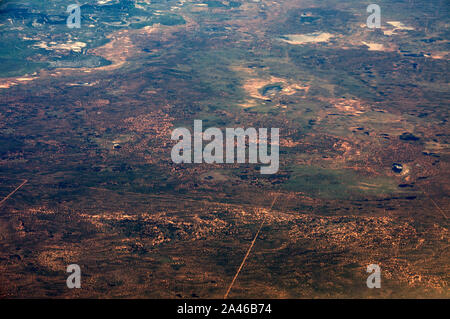 Vue aérienne d'un long chemin de terre tout droit dans l'outback, au nord de l'Pitarpunga Macommon & Lake Lac en Nouvelle Galles du Sud, Australie. Banque D'Images