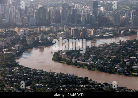 Vue aérienne de la rivière Brisbane soulevées élevé causé par de graves inondations en raison de conditions météo cyclone dans le Queensland, Australie. Les inondations ont causé beaucoup de Banque D'Images