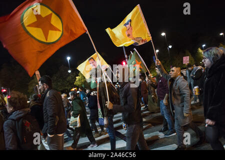 Varsovie, Mazowieckie, Pologne. Oct 11, 2019. Peuple kurde brandissant des drapeaux pendant la manifestation.Des centaines de personnes se sont réunies à l'ambassade de Turquie à Varsovie pour protester contre l'invasion turque du nord de la Syrie et de faire preuve de solidarité avec le peuple kurde. Les manifestants kurdes autochtones qui sont venus avec les drapeaux du Kurdistan, GPJ (unités de protection du peuple), le PKK (Parti des Travailleurs du Kurdistan) et avec l'image d'Abdullah Ã-calan - leader du PKK. Credit : Attila Husejnow SOPA/Images/ZUMA/Alamy Fil Live News Banque D'Images