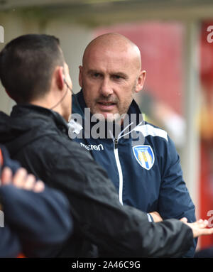 Crawley UK 12 octobre 2019 - John McGreal, directeur de Colchester, lors du match Skybet League Two entre Crawley Town et Colchester United au People's Pension Stadium - usage éditorial uniquement. Pas de merchandising. Pour les images de football, les restrictions FA et Premier League s'appliquent inc. Aucune utilisation Internet/mobile sans licence FAPL - pour plus de détails contactez football Dataco . Crédit : Simon Dack TPI / Alamy Live News Banque D'Images