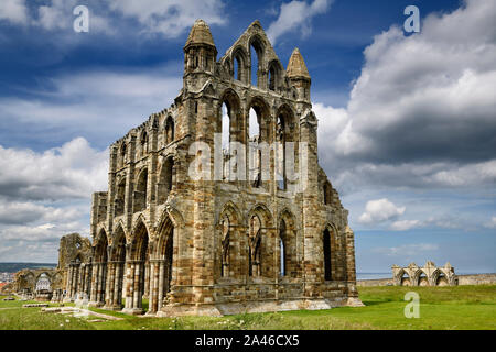 Ruines de gothique 13ème siècle l'église et de l'abbaye de Whitby Abbey House sur la mer du Nord, Whitby, North York Moors National Park en Angleterre Banque D'Images