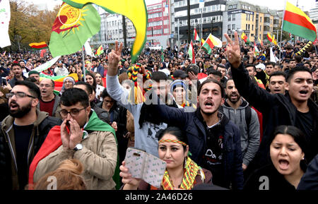Hanovre, Allemagne. 12 octobre, 2019. Avec des affiches et des drapeaux, les gens à Hanovre manifestent contre l'attaque de l'armée turque sur le Nord de la Syrie. Crédit : Peter Steffen/dpa/Alamy Live News Banque D'Images