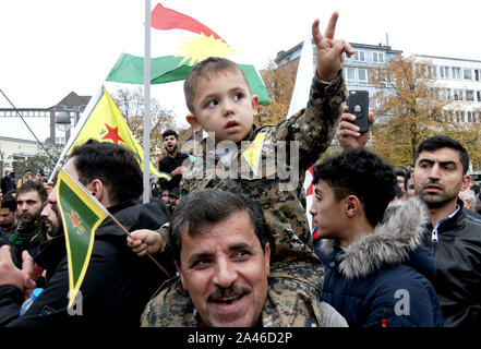 Hanovre, Allemagne. 12 octobre, 2019. Avec des affiches et des drapeaux, les gens à Hanovre manifestent contre l'attaque de l'armée turque sur le Nord de la Syrie. Crédit : Peter Steffen/dpa/Alamy Live News Banque D'Images