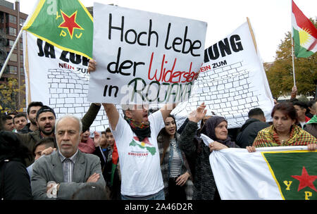 Hanovre, Allemagne. 12 octobre, 2019. Avec des affiches et des drapeaux, les gens à Hanovre manifestent contre l'attaque de l'armée turque sur le Nord de la Syrie. Crédit : Peter Steffen/dpa/Alamy Live News Banque D'Images