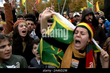 Hanovre, Allemagne. 12 octobre, 2019. Avec des affiches et des drapeaux, les gens à Hanovre manifestent contre l'attaque de l'armée turque sur le Nord de la Syrie. Crédit : Peter Steffen/dpa/Alamy Live News Banque D'Images