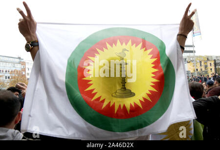 Hanovre, Allemagne. 12 octobre, 2019. Avec des affiches et des drapeaux, les gens à Hanovre manifestent contre l'attaque de l'armée turque sur le Nord de la Syrie. Crédit : Peter Steffen/dpa/Alamy Live News Banque D'Images