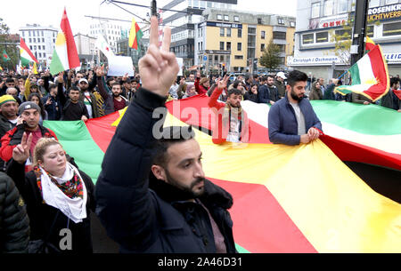 Hanovre, Allemagne. 12 octobre, 2019. Avec des affiches et des drapeaux, les gens à Hanovre manifestent contre l'attaque de l'armée turque sur le Nord de la Syrie. Crédit : Peter Steffen/dpa/Alamy Live News Banque D'Images