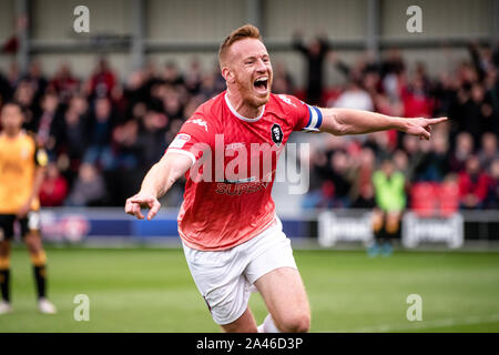 Salford striker Adam Rooney fête marquant l'unique but que Salford City FC a battu Cambridge United FC 1-0 dans la ligue de Football anglaise 2. Le stade de la péninsule, Salford, Royaume-Uni. 12 octobre 2019. Banque D'Images