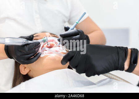 Close up of young woman dentiste traitant médecin Banque D'Images