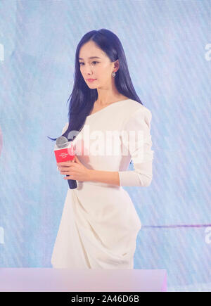 L'actrice et chanteuse chinoise Yang Mi assiste à l'événement promotionnel Colgate à Hangzhou, ville de l'est de la Chine dans la province du Zhejiang, le 4 septembre 2019. Banque D'Images