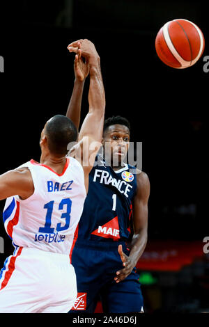 Frank Ntilikina de l'Équipe nationale de basket-ball française, bleu, rate la balle lors de la troisième série de groupe H France vs République Dominicaine 2019 FIBA Bas Banque D'Images