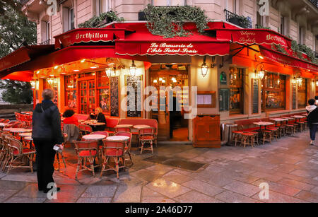 La célèbre brasserie Le Flore en l'Isle situé près de la cathédrale Notre Dame , Paris, France. Banque D'Images