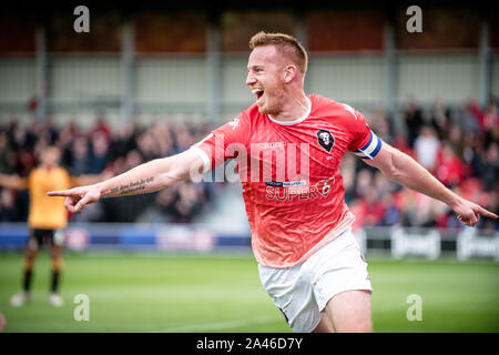 Salford striker Adam Rooney fête marquant l'unique but que Salford City FC a battu Cambridge United FC 1-0 dans la ligue de Football anglaise 2. Le stade de la péninsule, Salford, Royaume-Uni. 12 octobre 2019. Banque D'Images