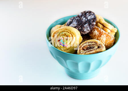 La rupture du jeûne de Yom Kippour avec divers mini cookies. L'Arabe des bonbons. Desserts du Moyen-Orient. L'henné fête des Cookies. Les sucreries marocaines. Mimouna Cookies. Banque D'Images