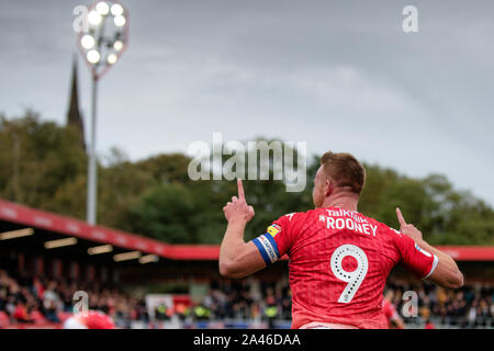 Salford striker Adam Rooney fête marquant l'unique but que Salford City FC a battu Cambridge United FC 1-0 dans la ligue de Football anglaise 2. Le stade de la péninsule, Salford, Royaume-Uni. 12 octobre 2019. Banque D'Images