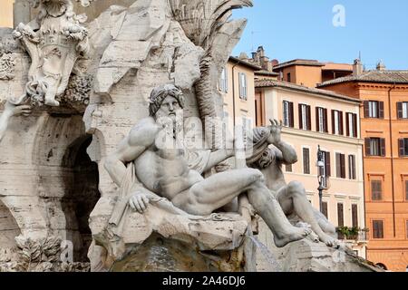 Détail de la rivière god Ganges, Fontana dei Quattro Fiumi, fontaine des Quatre rivières, conçue par Bernini, Piazza Navona avec des bâtiments, Rome, Italie Banque D'Images