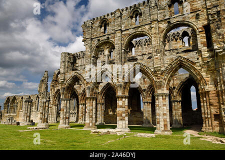 13e siècle ruines gothiques de l'église en pierre de l'abbaye de Whitby dans North York Moors National Park en Angleterre Banque D'Images