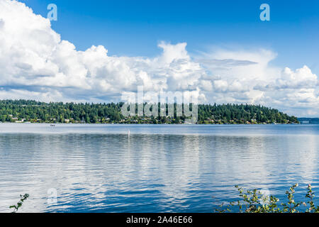 Survolez les nuages flottant à Mercer Island dans l'État de Washington. Banque D'Images