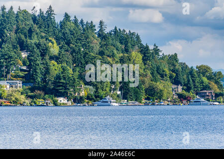 Survolez les nuages flottant à Mercer Island dans l'État de Washington. Banque D'Images