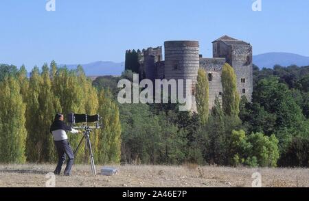 FOTOGRAFO DELANTE DEL CASTILLO CON MÉDIÉVALE MAQUINA GRANDE. Emplacement : CASTILNOVO. SEPULVEDA. SEGOVIA. L'ESPAGNE. JUAN ANTONIO ORONOZ. Banque D'Images