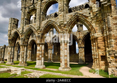 Arches de pierre érodée et piliers de la ruine gothique de l'église de l'abbaye de Whitby choeur North York Moors National Park en Angleterre Banque D'Images