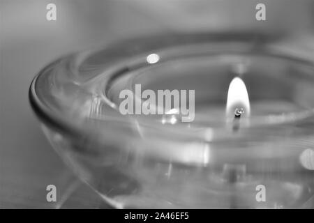 Bougie basse burns dans un chandelier en verre ronde, macro, P.C. Banque D'Images