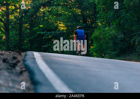 Marathon cycliste professionnel de tout son équipement de sécurité chevauche son en pleine nature - Alamy