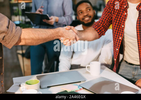 Traiter avec succès. Businessman shaking hands with business partner Banque D'Images